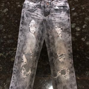 Distressed stretchy skinny jeans